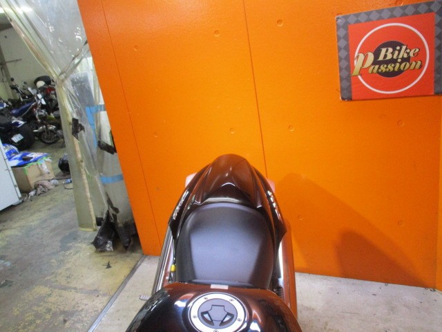 シートもこの通り破れもなければへたりもありません！シングルシートカウウル装備済み！迫力でますよ！！